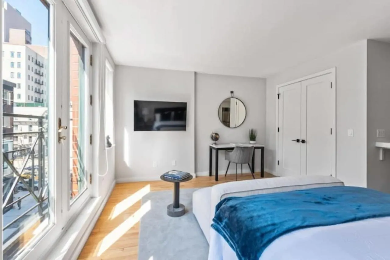 מלון ניו יורק Luxe Studio With Charming Juliet Balcony