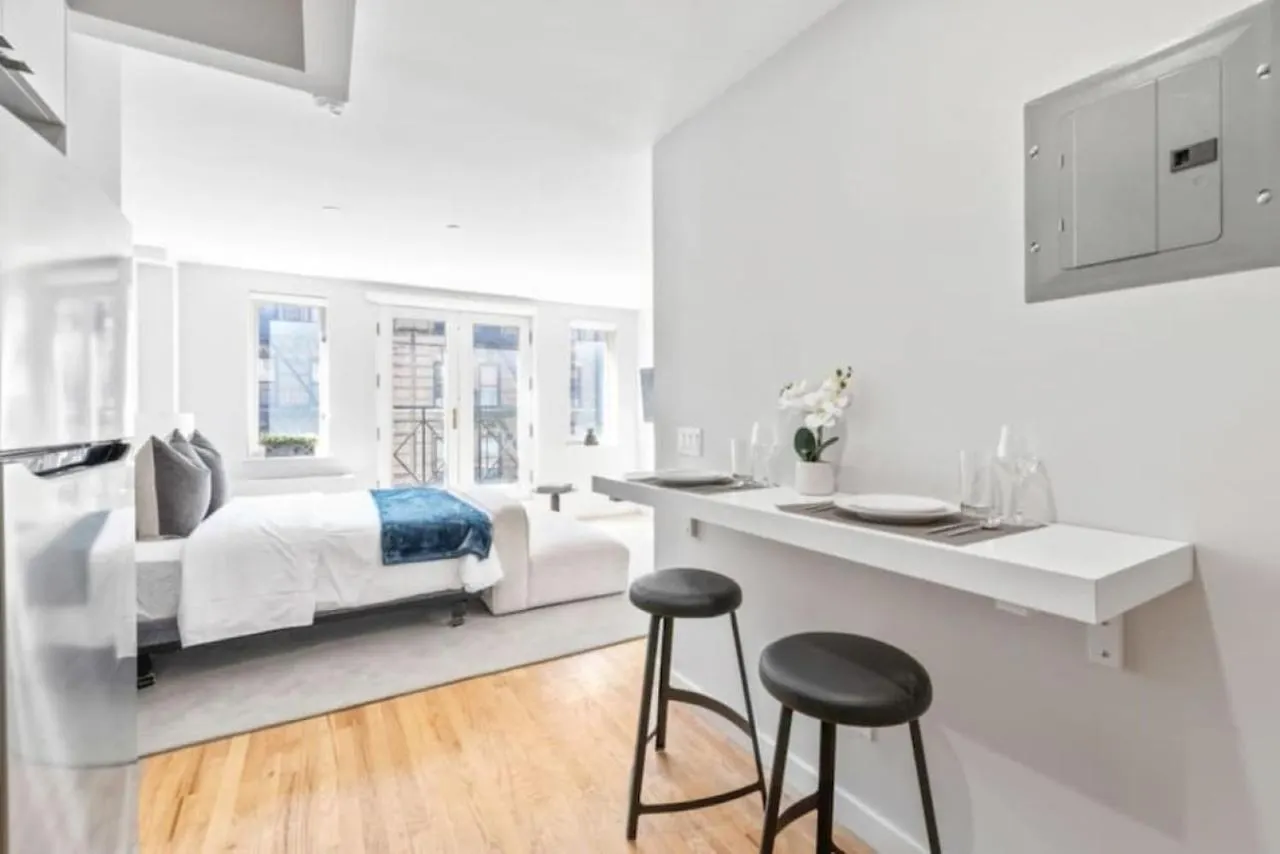מלון ניו יורק Luxe Studio With Charming Juliet Balcony